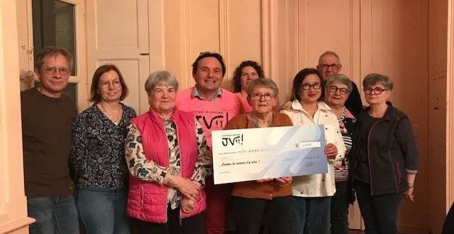 photo  la troupe théâtrale « la fée d’argouges » a tenu son assemblée générale, vendredi. pour l’occasion, sa présidente, martine drouin, a remis un chèque de 1 000 € à l’association « contre le cancer j’y vais », présidée par régis maloizel.  &copy;  fournie par la troupe 