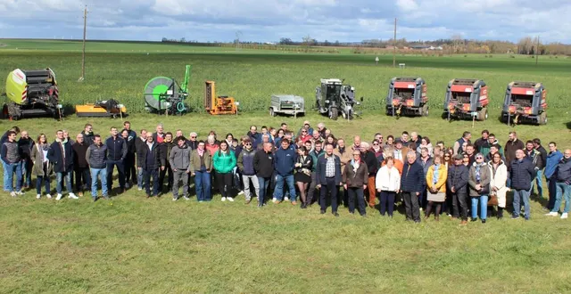 photo  l’ensemble des invités au soixantième anniversaire de la cuma « le jalolet ».  &copy;  ouest-france 
