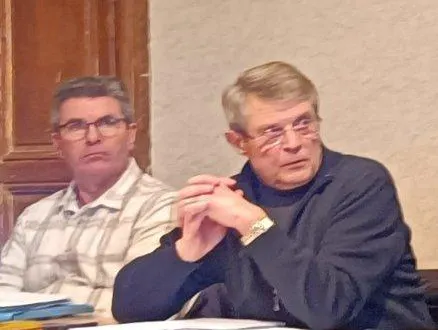 photo  mercredi soir, jean lamy (à droite) a présidé son dernier conseil municipal.  &copy;  ouest-france 