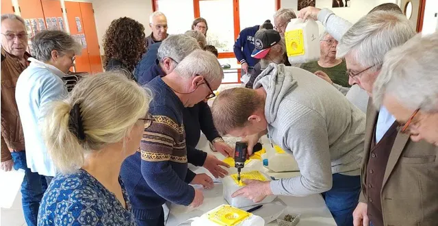 photo  les participants ont fabriqué leurs pièges contre les frelons asiatiques.  &copy;  le maine libre 