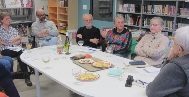 photo  le bâton de parole est passé de main à main, permettant à chacun un temps d’expression sur un moment douloureux de l’existence.  &copy;  co 