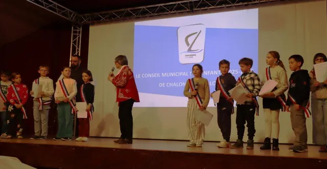 photo  les jeunes conseillers ont exposé au conseil municipal le projet qu’ils ont retenu, en présence de leurs parents.  &copy;  co 