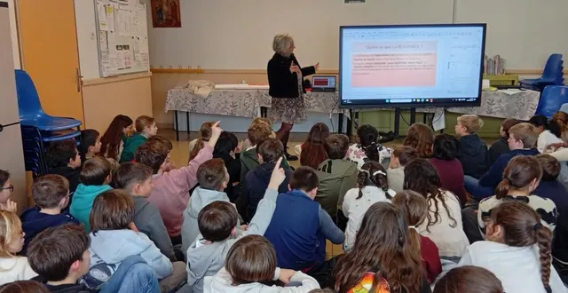 photo  les élèves de cm1-cm2 ont été attentifs au message transmis par mme kervevan, petite-fille de déporté.  &copy;  document remis 