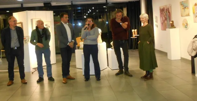 photo  le vernissage a permis au public de rencontrer les artistes.  &copy;  co 