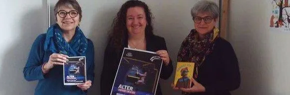 photo  michelle clément, représentant l’échappée belle ; pauline kurtz, responsable réseau des bibliothèques de la communauté de communes des vallées du haut-anjou (ccvha), et catherine chéreau, adjointe au maire de bécon-les-granits.  &copy;  ouest-france 