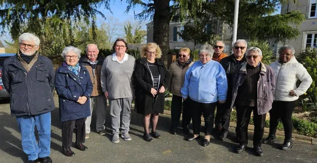 photo  michèle bedouet (quatrième à partir de la gauche) a été réélue ce jeudi à la présidence du club des bleuets.  &copy;  ouest-france 