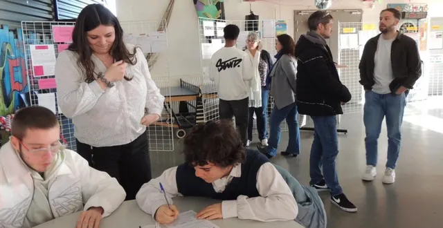 photo  lucie janvier apporte ses conseils aux jeunes dans la rédaction d’un cv.  &copy;  ouest-france 