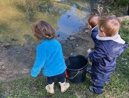 photo  prendre l’air, barboter, avec la terre et l’eau, s’inventer des jeux : un bienfait de santé publique pour les enfants.  &copy;  ouest-france 