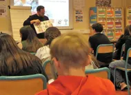 photo  l’auteur toni galmes a rencontré deux classes de 4e, et une élève de 5e douée en dessin. 