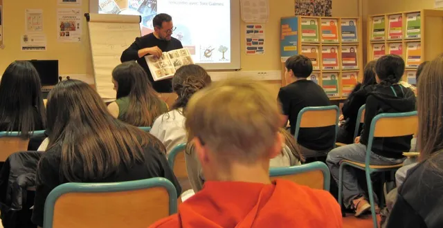 photo  l’auteur toni galmes a rencontré deux classes de 4e, et une élève de 5e douée en dessin.  &copy;  le maine libre 