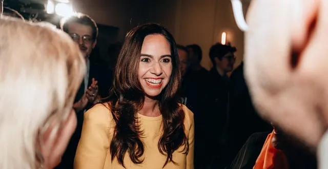 photo  sarah knafo, candidate à la mairie de paris en 2026 et membre du parti d’extrême droite reconquête, ainsi que députée européenne, souriant et serrant la main à des partisans venus l’écouter après son discours lors d’une soirée électorale suivant les résultats du premier tour dans le cadre de sa campagne pour les élections municipales à paris, le 15 mars 2026.  &copy;  ivan couturier / hans lucas via afp 
