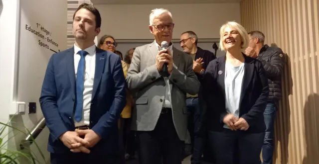 photo  entourant le maire dominique bréjeon, ivain bignonet, de la liste eh 2026, et isabelle raimbault, de la liste st barth’unis, à la mairie après le résultat des élections.  &copy;  ouest-france 