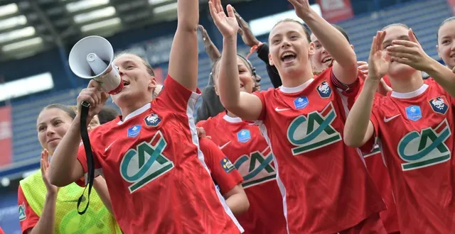 photo  la défaite n’a pas empêché les caennaises de savourer pleinement avec le kop malherbiste, à l’image d’alizé leroty, mégaphone en main.  &copy;  guillaume marie 