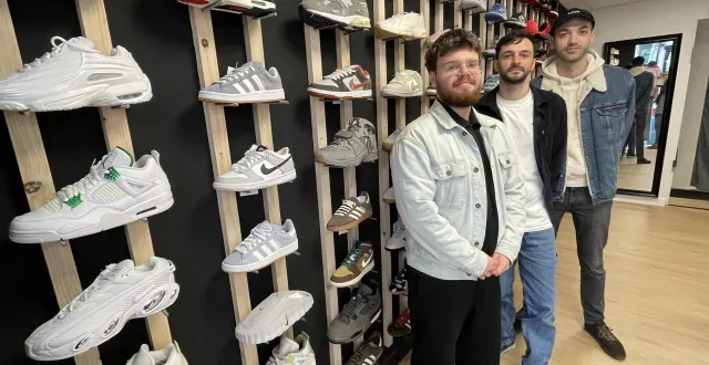 photo  cholet, rue nationale, samedi 14 mars. adrien, salarié de l’enseigne get in my shoes, en compagnie de yoni mesquita et florentin dugué (de gauche à droite).  &copy;  co - fabien leduc 