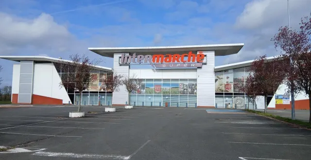 photo  l’intermarché de luceau est fermé depuis juillet 2025.  &copy;  le maine libre 