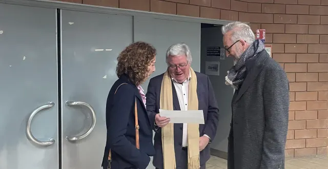 photo  armelline salliot, yves goasdoué, maire sortant de flers, dans l’orne, annonce la victoire à jean-françois brisset, le nouveau maire de flers.  &copy;  ouest-france 