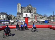 photo  lors de la précédente édition, en 2025, les participants avaient pu essayer le basket fauteuil sur la place des jacobins, au mans. 