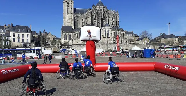 photo  lors de la précédente édition, en 2025, les participants avaient pu essayer le basket fauteuil sur la place des jacobins, au mans.  &copy;  archives ouest-france 