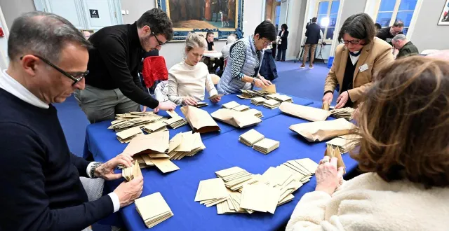 photo  en maine-et-loire, un second tour sera nécessaire dans seulement neuf communes, dont angers (ici les opérations de dépouillement des bulletins de vote du premier tour).  &copy;  jérôme fouquet/ouest-france. 