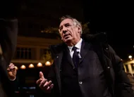 photo  françois bayrou, après le premier tour des élections municipales, se rend avec ses partisans et ses colistiers dans un bar du centre-ville de pau, en france, le 15 mars 2026. 