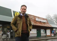 photo  guillaume chambraud est le nouveau patron du mcdonald’s de la flèche (sarthe). avec l’ouverture programmée d’un restaurant à évron (mayenne) à la fin du mois, et sa reprise de celui de sablé-sur-sarthe en 2024, il sera à la tête de trois enseignes de la marque. 