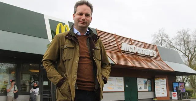 photo  guillaume chambraud est le nouveau patron du mcdonald’s de la flèche (sarthe). avec l’ouverture programmée d’un restaurant à évron (mayenne) à la fin du mois, et sa reprise de celui de sablé-sur-sarthe en 2024, il sera à la tête de trois enseignes de la marque.  &copy;  ouest-france 