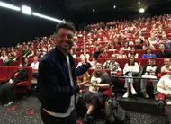 photo  kev adams (ici à cholet) fera partie des nombreux humoristes présents à la 3e édition du gala de la perche. 