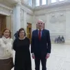 photo dans la salle des pas perdus, le président du tribunal, benoît giraud avec claire berthaud, coordinatrice du cdad, et cécile raynard, de cinéma parlant.