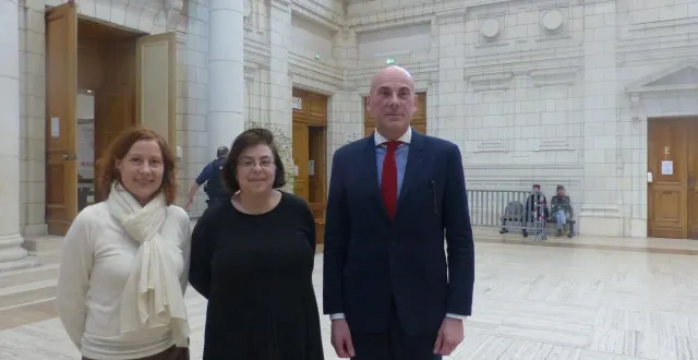 photo  dans la salle des pas perdus, le président du tribunal, benoît giraud avec claire berthaud, coordinatrice du cdad, et cécile raynard, de cinéma parlant.  &copy;  ouest-france 