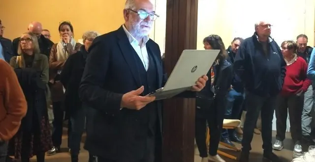 photo  dans une salle comble, jean-charles prono devancé, annonce les résultats.  &copy;  ouest-france 