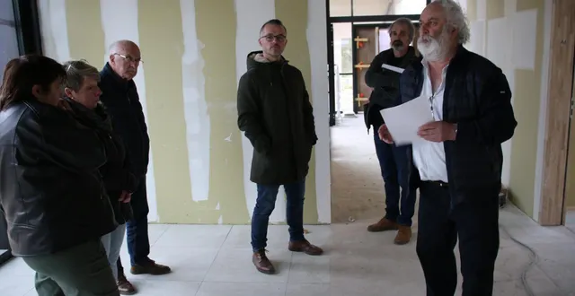 photo  andré trottet (à dr.), accompagné de frédéric barbier à sa droite, d’un chef d’entreprise et d’élus.  &copy;  le maine libre 