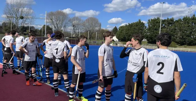 photo  la concentration des joueurs angevins en ligne avant la rencontre face à amiens.  &copy;  co 