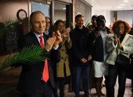 photo  benoît nicolardot a été acclamé à l’arrivée à son qg de campagne, dimanche 15 mars 2026, à sablé-sur-sarthe, au soir du premier tour des élections municipales. 
