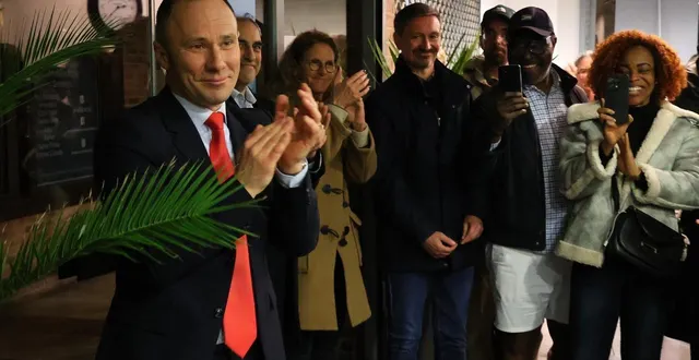 photo  benoît nicolardot a été acclamé à l’arrivée à son qg de campagne, dimanche 15 mars 2026, à sablé-sur-sarthe, au soir du premier tour des élections municipales.  &copy;  ouest-france 