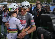 photo  tadej pogacar et mathieu van der poel après l’arrivée de paris-roubaix, le 13 avril 2025. 