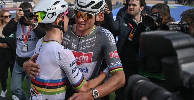 photo  tadej pogacar et mathieu van der poel après l’arrivée de paris-roubaix, le 13 avril 2025.  &copy;  jeff pachoud / afp 