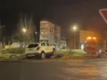photo  un suv blanc trônait sur le rond-point de la demi-lune, au-dessus de la gare de caen, ce dimanche 15 mars 2026. 