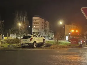 photo  un suv blanc tr�nait sur le rond-point de la demi-lune, au-dessus de la gare de caen, ce dimanche 15�mars 2026. 