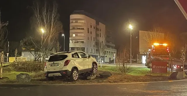 photo  un suv blanc trônait sur le rond-point de la demi-lune, au-dessus de la gare de caen, ce dimanche 15 mars 2026.  &copy;  ouest-france 