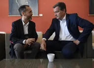 photo  le maire de béziers, robert ménard (à gauche) élu en 2014 et 2020 avec le soutien du front national, se présentait cette fois sous l’étiquette divers droite. il a été élu dès le premier tour dimanche, tout comme le maire rn de perpignan louis aliot, aux côtés de qui il était photographié ici en 2020. 