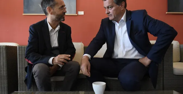 photo  le maire de béziers, robert ménard (à gauche) élu en 2014 et 2020 avec le soutien du front national, se présentait cette fois sous l’étiquette divers droite. il a été élu dès le premier tour dimanche, tout comme le maire rn de perpignan louis aliot, aux côtés de qui il était photographié ici en 2020.  &copy;  lionel bonaventure / afp 