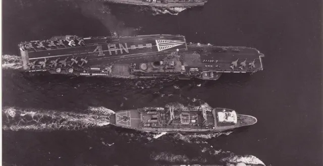 photo  une partie de la flotte française autour du porte-avions clemenceau en 1988.  &copy;  marine nationale 