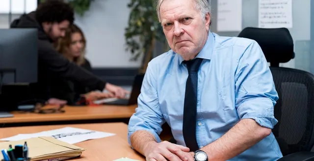 photo  thierry desloges, incarné par le comédien, représente le faux parti des expulseurs inventé par la fondation pour le logement pour sensibiliser élus et électeurs durant les municipales 2026.  &copy;  fondation pour le logement 