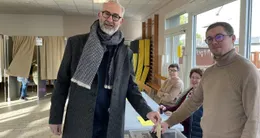 Info insolite jean-françois brisset, candidat divers droite aux élections municipales de flers, dans l’orne, a voté à l’école paul-bert.