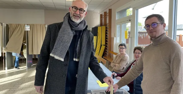 photo  jean-françois brisset, candidat divers droite aux élections municipales de flers, dans l’orne, a voté à l’école paul-bert.  &copy;  ouest-france 