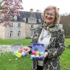 photo  nathalie lebreton, fille de la propriétaire du château de dobert, montre les œufs qui seront cachés dans une partie du parc. 