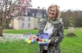 photo  nathalie lebreton, fille de la propriétaire du château de dobert, montre les œufs qui seront cachés dans une partie du parc. 