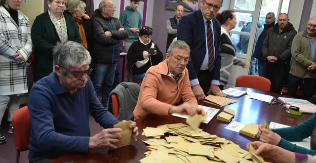 photo  le dépouillement a été suivi avec beaucoup d’intérêt par les avoisiens.  &copy;  le maine libre 