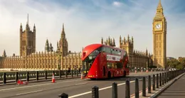 Info insolite il est possible de découvrir londres à bord d’un bus tout en dégustant un thé et des pâtisseries. photo d’illustration.