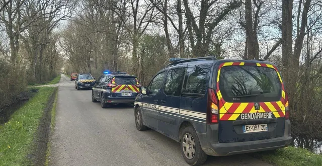 photo  ce lundi matin, la gendarmerie a neutralisé les abords d’un hangar agricole détruit par un incendie. des recherches sont en cours.  &copy;  ouest-france 